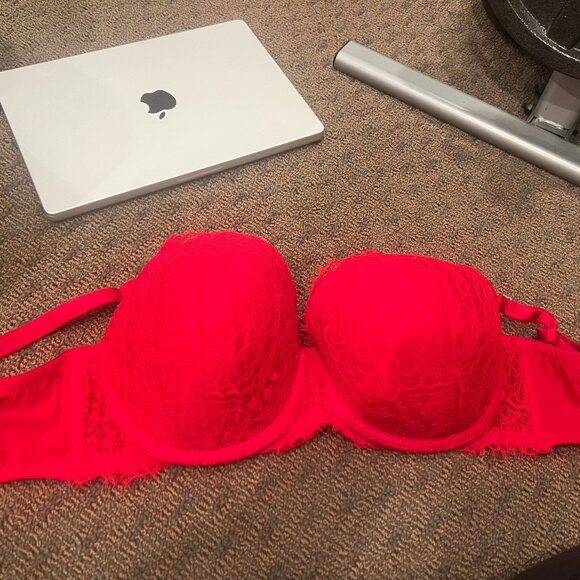 Red Bra - Picture 6 of 9